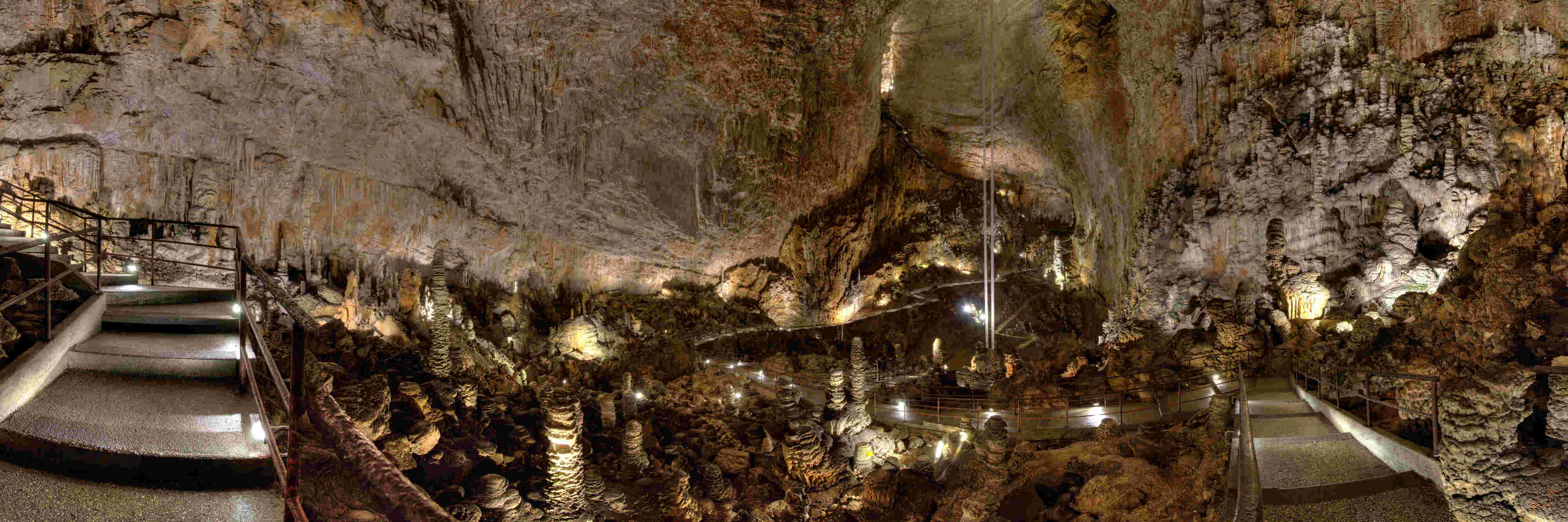 Le concrezioni e il sentiero nella Grande Caverna