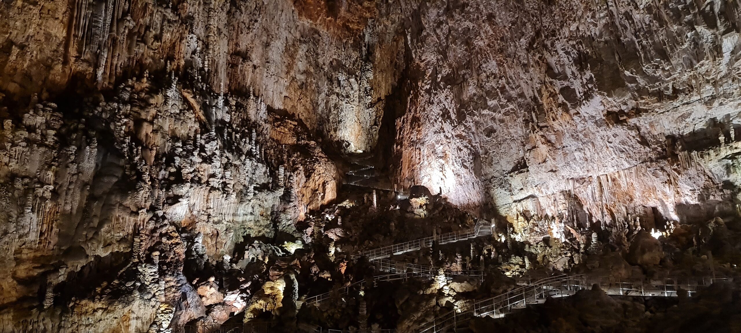 La Grande Caverna illuminata, con le scale del percorso che scendono fra le rocce