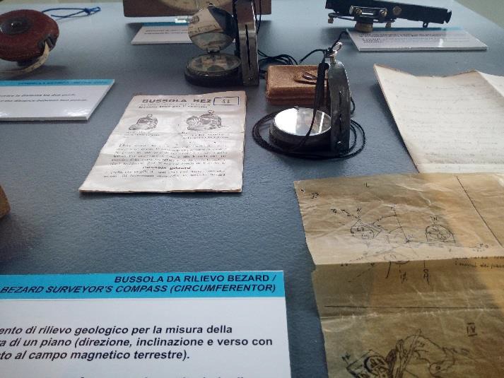 Una bussola da rilievo Bezard esposta nel museo, accanto a vecchi rilievi disegnati a mano