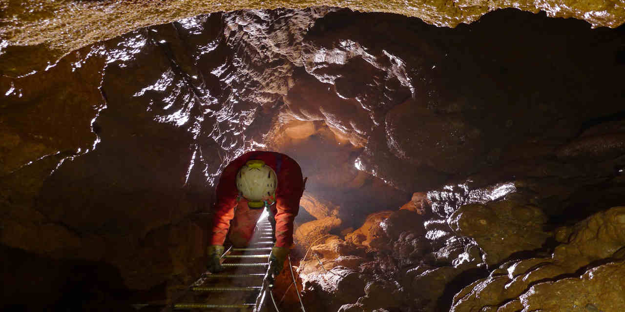 Uno speleologo risale una scaletta nel Ramo Coloni